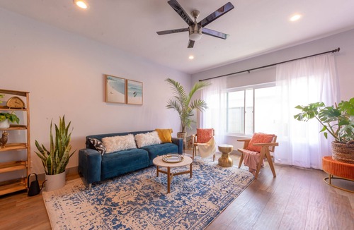 Wilshire Montana Apartment | Modern & Cozy Spacious 1BR/1BA – 0.6 mi from the Beach