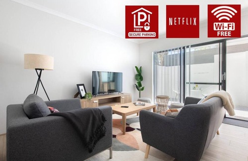Attadale Apartment | Modern Cozy spacious 3 bdrm 2bath,FREO,Parking,AC