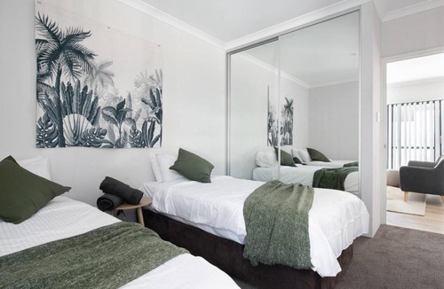 Attadale Apartment | Modern Cozy spacious 3 bdrm 2bath,FREO,Parking,AC