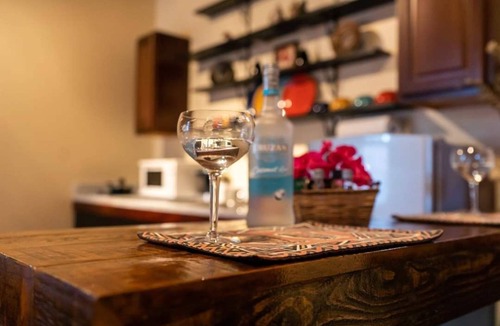 Estate Demarara Apartment | Modern Cozy Studio 🎨 Shopping 🛍Historical 10 minute drive to 🏖