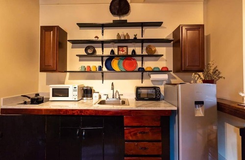 Estate Demarara Apartment | Modern Cozy Studio 🎨 Shopping 🛍Historical 10 minute drive to 🏖
