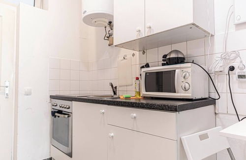 Meidling Apartment | Modern Cozy Studio With City Access