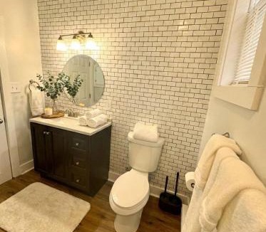 Wilmington Apartment | Modern cozy unit with King Bed