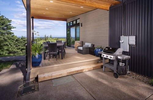 Gaston House | Modern Custom Vineyard Cottage, Epic Views, Huge Decks, BBQ, Ping Pong, EV Charger, Walk to Wineries