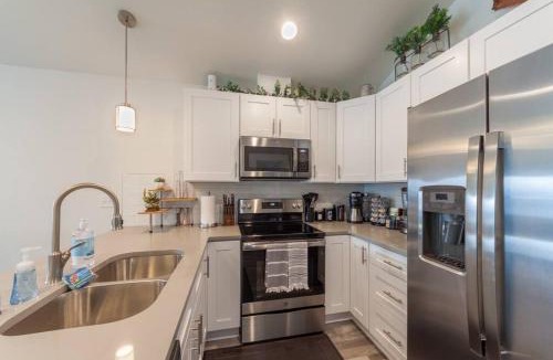 Spokane Valley House | Modern Decor & Style KING bed Wifi with Garage