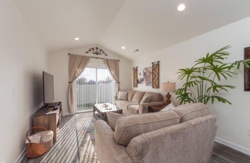 Spokane Valley House | Modern Decor & Style KING bed Wifi with Garage