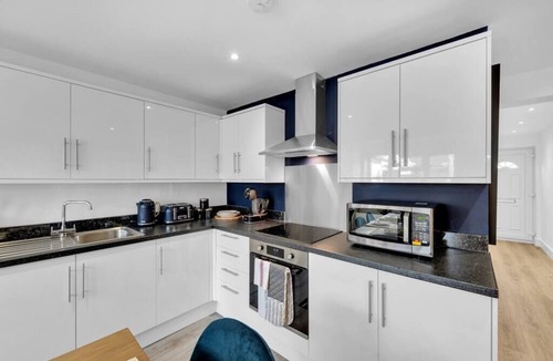Sunninghill Apartment | Modern Deluxe 3 Bedroom Flat