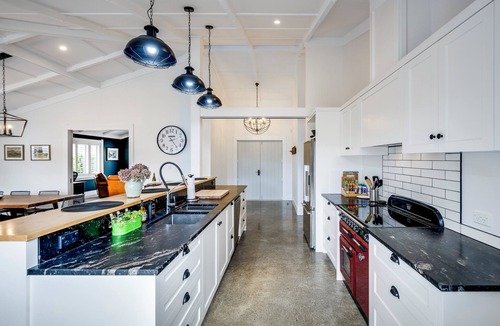 Havelock North House | Modern Deluxe - Havelock North Holiday Home