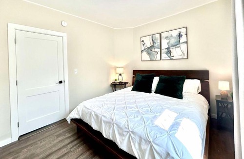 Renton Apartment | Modern Deluxe Kitchen, King Bed, Laundry, DT Renton close to Valley Med & SeaTac