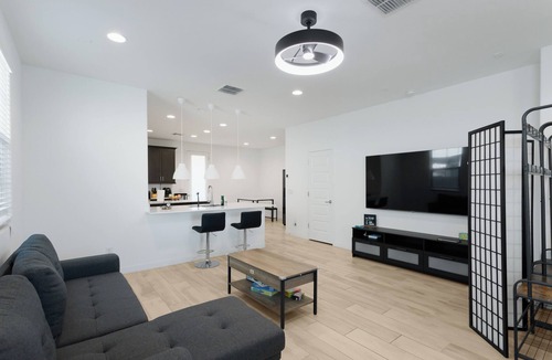 South Mountain House | Modern Desert Home–Great for Families & Groups, Near Golf, Hiking & City Fun