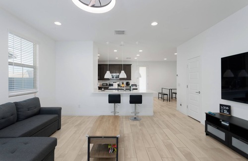 South Mountain House | Modern Desert Home–Great for Families & Groups, Near Golf, Hiking & City Fun