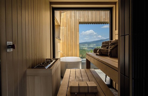 Breitenberg Apartment | Modern design apartment with a view of the Dreisesselberg. With sauna, roof terrace, outdoor bathtub and custom-made furnishings. Perfect for two adults who appreciate peace and quality.