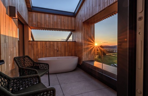 Breitenberg Apartment | Modern design apartment with a view of the Dreisesselberg. With sauna, roof terrace, outdoor bathtub and custom-made furnishings. Perfect for two adults who appreciate peace and quality.