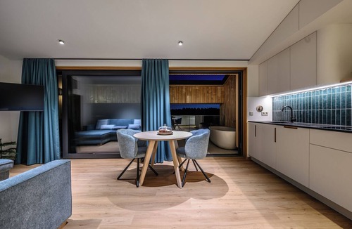 Breitenberg Apartment | Modern design apartment with a view of the valley. With sauna, roof terrace, outdoor bathtub and custom-made furnishings. Perfect for two adults who appreciate peace and quality.