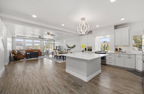 South Jordan House | Modern Design Meets Elegant Views! Perfect for Family Retreats and Gatherings