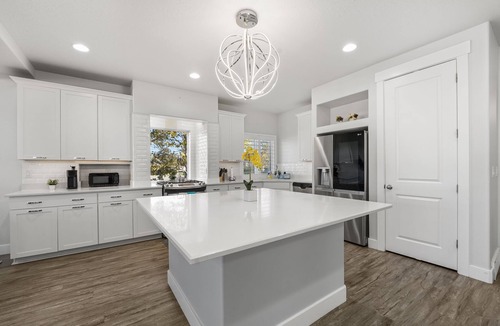 South Jordan House | Modern Design Meets Elegant Views! Perfect for Family Retreats and Gatherings