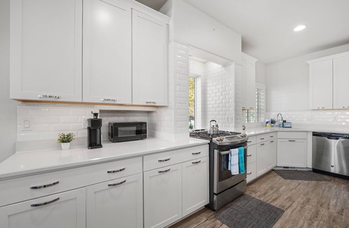 South Jordan House | Modern Design Meets Elegant Views! Perfect for Family Retreats and Gatherings