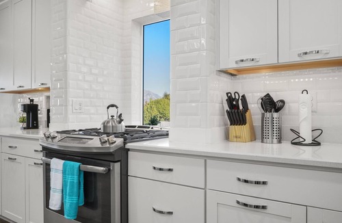 South Jordan House | Modern Design Meets Elegant Views! Perfect for Family Retreats and Gatherings