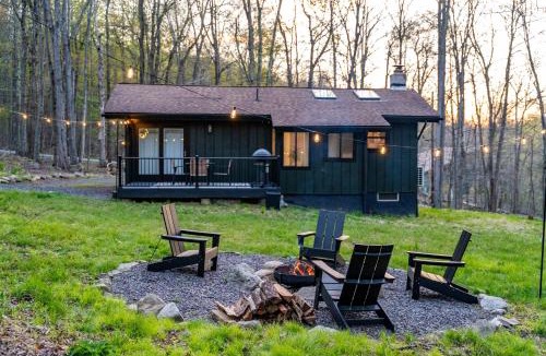 Gouldsboro House | Modern Designed Cabin with Secluded Backyard Firepit Grill Nintendo Switch2