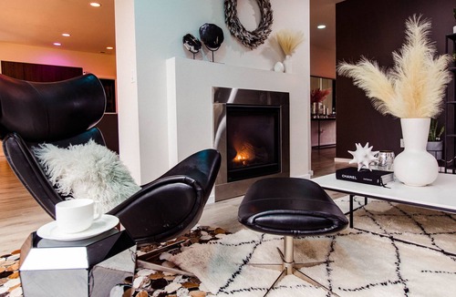 Auburn House | Modern Designer Home with Hot Tub, Deck, WIFI, Grill & Garden Views