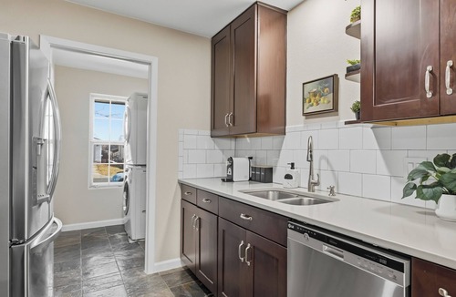 Quail Hollow House | Modern Designer HomePrivate PoolKing BedNear The Domain