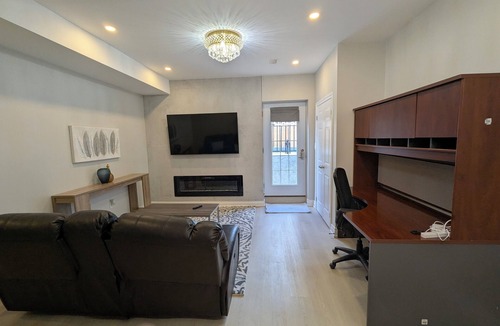 Whitby House | Modern Designer Suite — Minutes to Thermëa Spa & Highways 407, 401 and GO