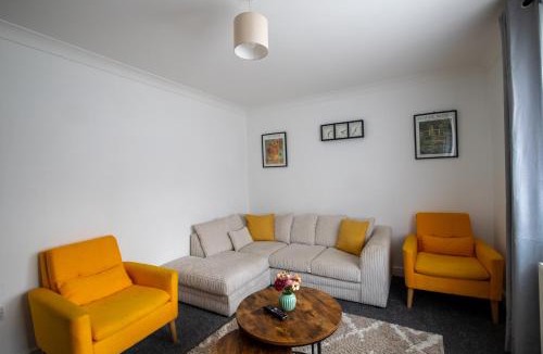 Guildford Ski Chalet | Modern Detached 4-Bedroom 2-Bath Home, Guildford