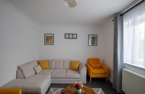 Guildford Ski Chalet | Modern Detached 4-Bedroom 2-Bath Home, Guildford