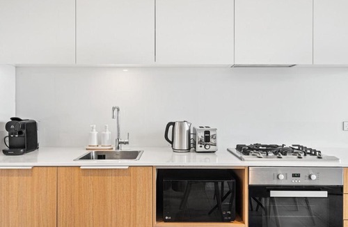 Docklands Apartment | Modern Docklands 2B1B APT - City View , Pool, Gym, Free Parking