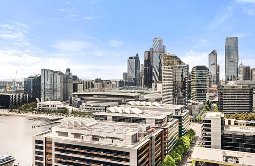 Docklands Apartment | Modern Docklands 2B1B APT - City View , Pool, Gym, Free Parking