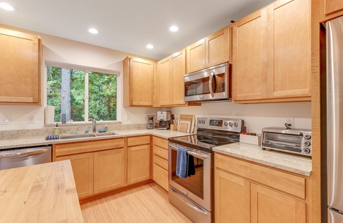 Eastsound House | Modern, dog-friendly cabin with fast WiFi, washer/dryer, deck & forest views