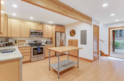 Eastsound House | Modern, dog-friendly cabin with fast WiFi, washer/dryer, deck & forest views