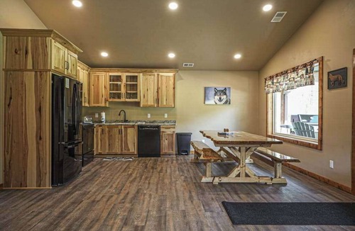 Conover House | Modern dog-friendly cabin with hot tub, gas fireplace, patio, grill, & washer/dr