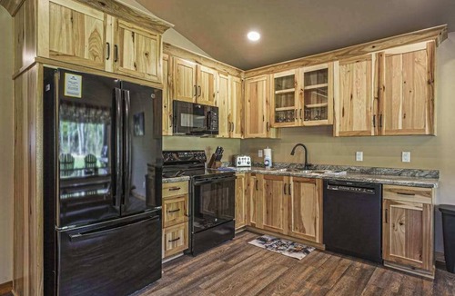 Conover House | Modern dog-friendly cabin with hot tub, gas fireplace, patio, grill, & washer/dr
