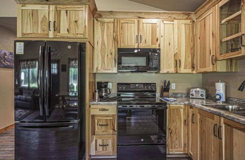 Conover House | Modern dog-friendly cabin with hot tub, gas fireplace, patio, grill, & washer/dr