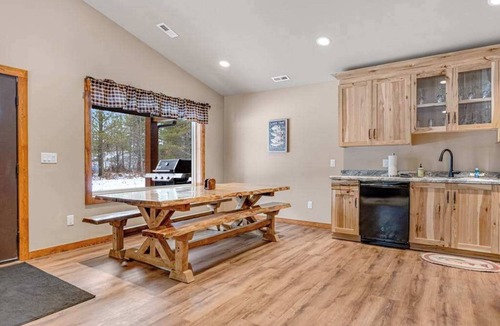 Conover House | Modern dog-friendly cabin with hot tub, gas fireplace, patio, grill, & washer/dryer