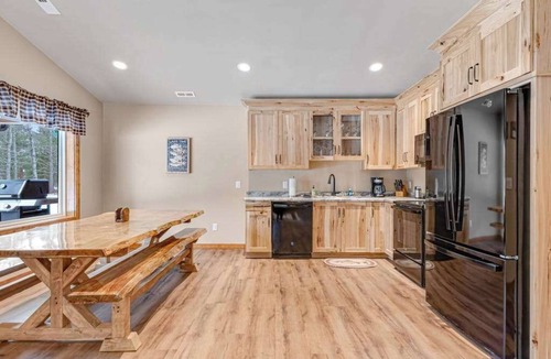 Conover House | Modern dog-friendly cabin with hot tub, gas fireplace, patio, grill, & washer/dryer