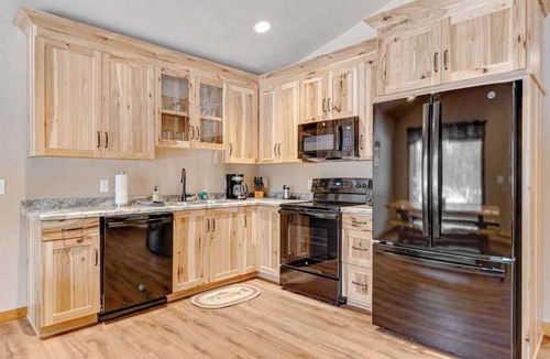Conover House | Modern dog-friendly cabin with hot tub, gas fireplace, patio, grill, & washer/dryer