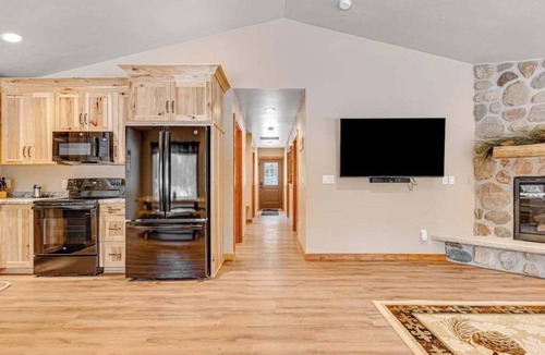 Conover House | Modern dog-friendly cabin with hot tub, gas fireplace, patio, grill, & washer/dryer