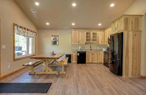 Conover House | Modern dog-friendly cabin with hot tub, gas fireplace, patio, grill, & W/D