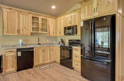 Conover House | Modern dog-friendly cabin with hot tub, gas fireplace, patio, grill, & W/D