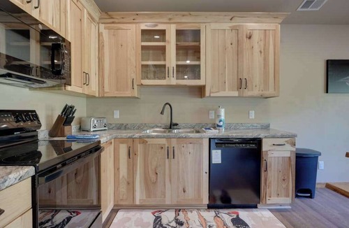 Conover House | Modern dog-friendly cabin with hot tub, gas fireplace, patio, grill, & washer/dr