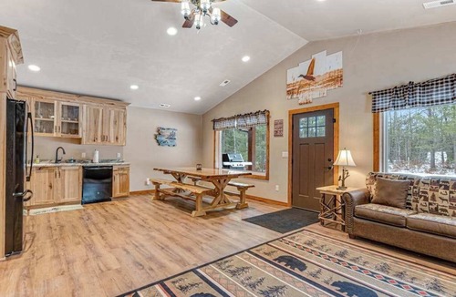 Conover House | Modern dog-friendly cabin with hot tub, gas fireplace, patio, grill, & AC