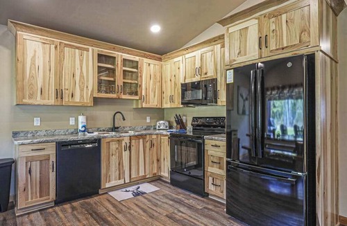 Conover House | Modern dog-friendly cabin with hot tub, gas fireplace, patio, grill, & washer/dr