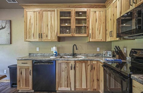 Conover House | Modern dog-friendly cabin with hot tub, gas fireplace, patio, grill, & washer/dr