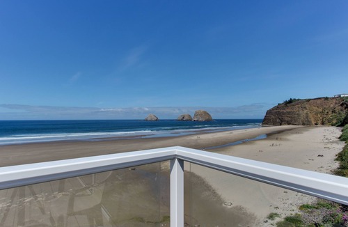 Oceanside Apartment | Modern dog-friendly studio with beachside views & only steps to the beach