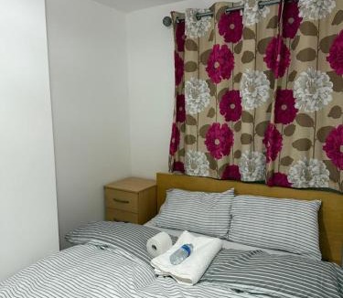 Dartford House | Modern double bed - Central Dartford - Free Parking
