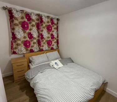 Dartford House | Modern double bed - Central Dartford - Free Parking