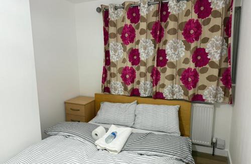 Dartford House | Modern double bed - Central Dartford - Free Parking
