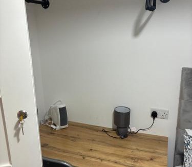 Southampton House | Modern Double Room 5 Min Walk to Station and Docks